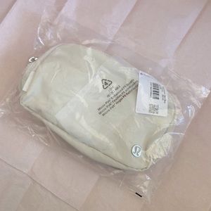NWT 🍋 WHITE OPAL Lululemon everywhere belt bag
